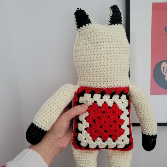 Hand crocheted cat plush toy with red heart - Picture 4 of 5